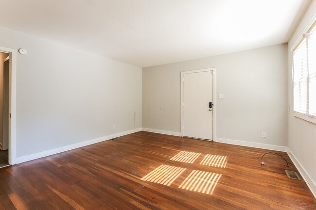 Building Photo - 606 Fleetwood Cir