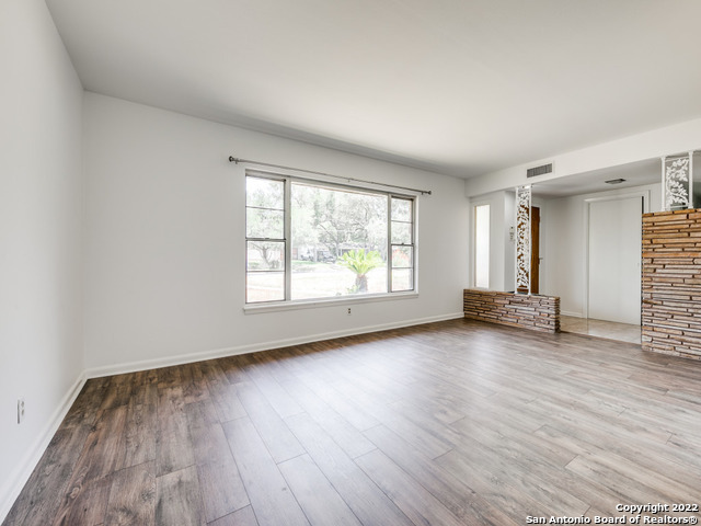 Building Photo - 600 Antler Dr