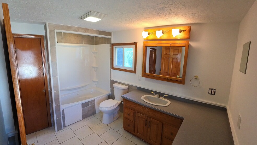 Full Bathroom - 637 E Grant St