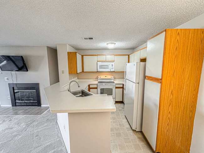 Building Photo - Bright and Cozy 1 Bed 1 Bath With Private ...