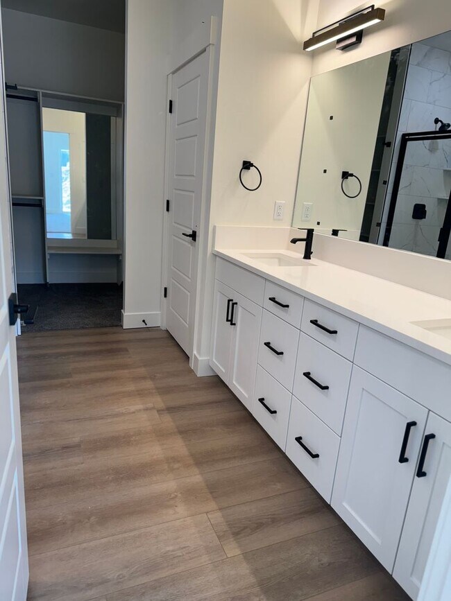 Building Photo - TWIN HOME FOR RENT IN SUGAR CITY - 3 BEDROOMS 2 FULL BATHROOMS