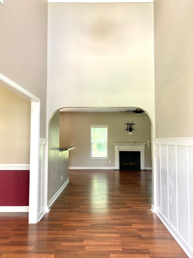 Building Photo - 5 Bedroom 3 Bath Hubert Home for Rent