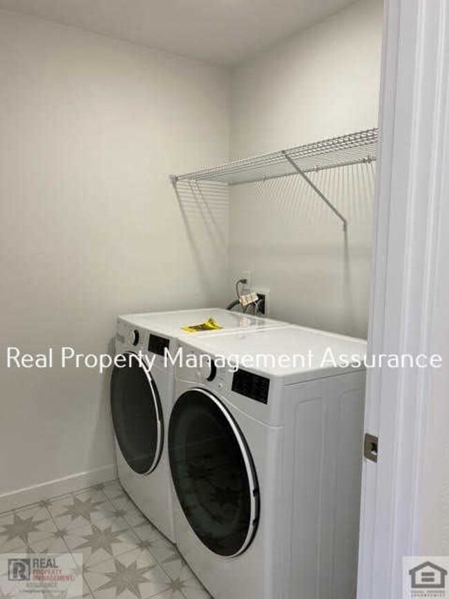 Building Photo - Modern 3 Bedroom Duplex With Garage!!