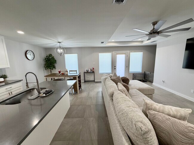 Building Photo - 4010 Ave Fenix Dr