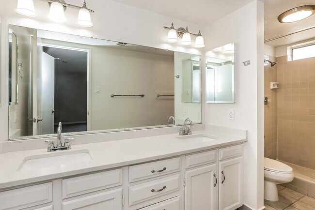 Building Photo - 2300 E Chicago St