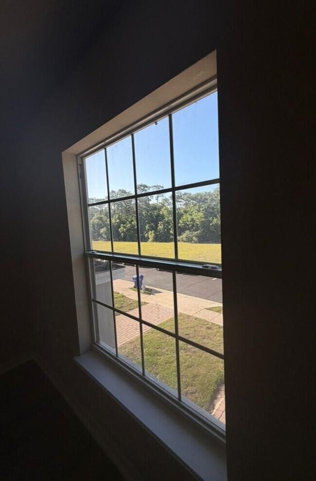 Building Photo - Updated 3 bed 2.5 bath Townhome