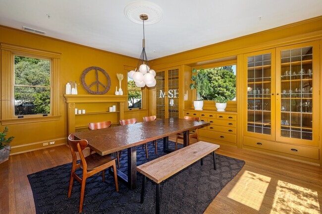 Building Photo - 131 N Main St