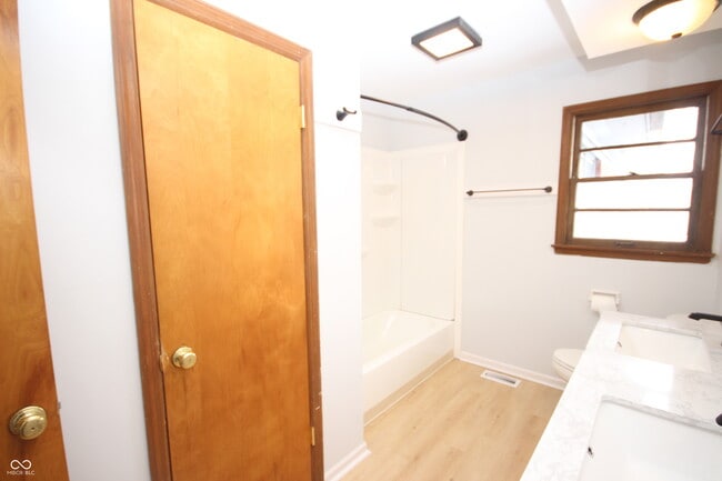 Building Photo - 806 Thorndale St