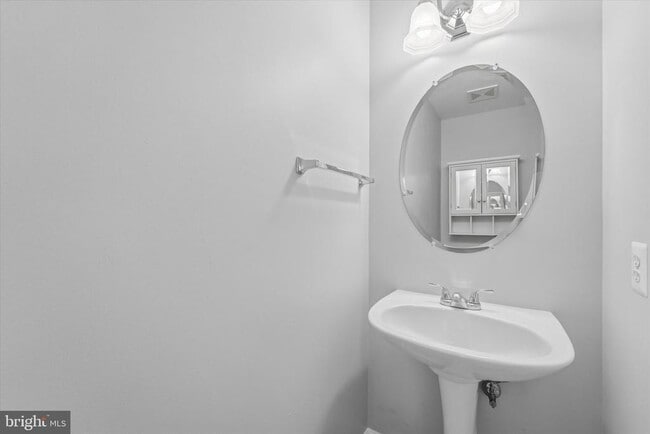 Building Photo - 2425 Huntington Park Dr