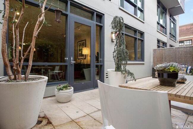 Building Photo - Spacious Centrally Located 1 bed + Den/ 1....
