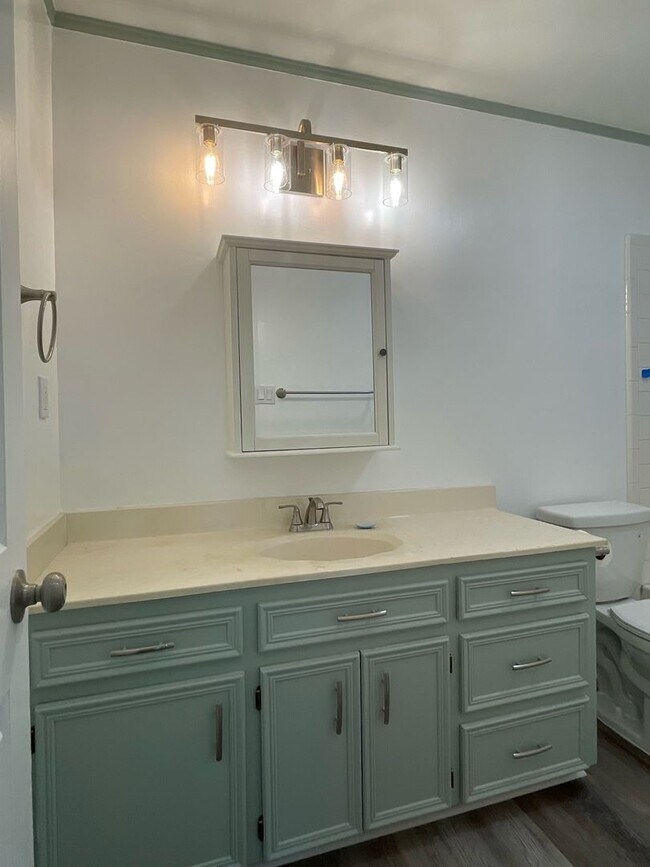 Building Photo - Fantastic 3 Bedroom