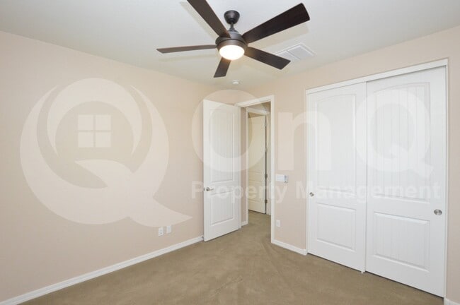 Building Photo - 1522 E Hummingbird Way