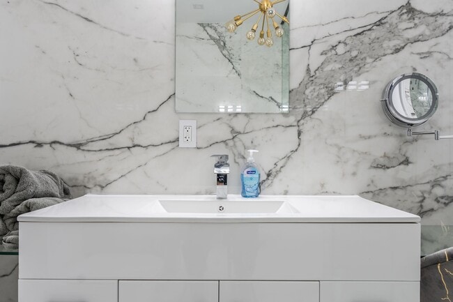 Building Photo - Modern Mountain Retreat with Rooftop Hot Tub – Flexible Lease Options