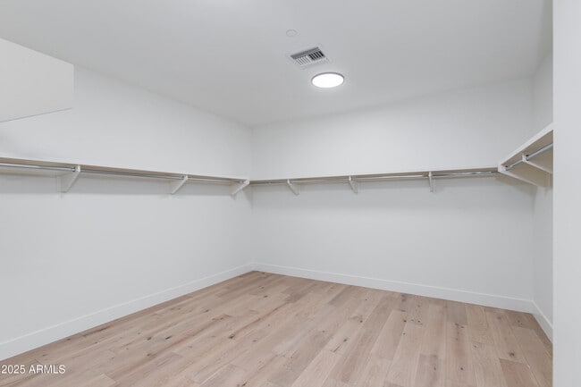Building Photo - 5000 N Camelback Rdg Dr