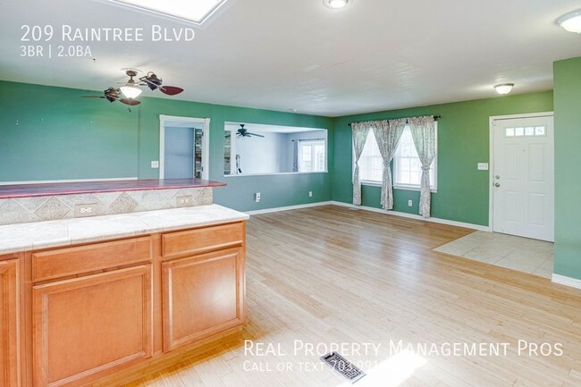 Building Photo - 209 Raintree Blvd