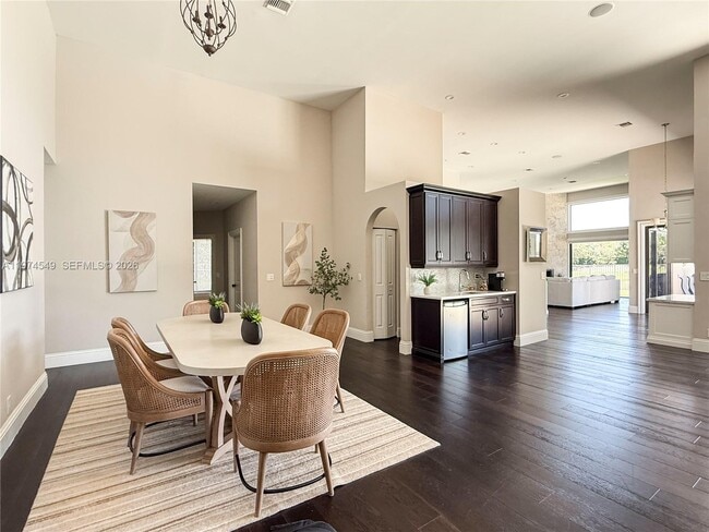 Building Photo - 400 Alexandra Cir