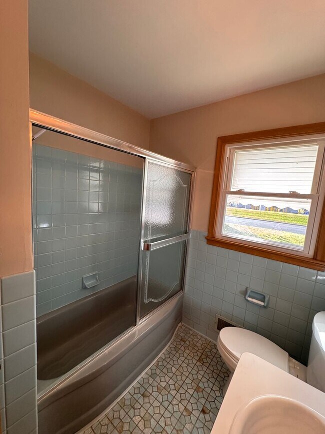 Building Photo - AVAILABLE NOW! Gorgeous, Newly Renovated 5 Bedroom, 2 Bathroom Single Family Home w/Huge Fenced I...