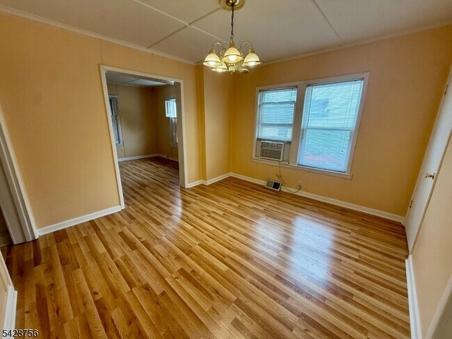 Building Photo - 23 E Hanover Ave
