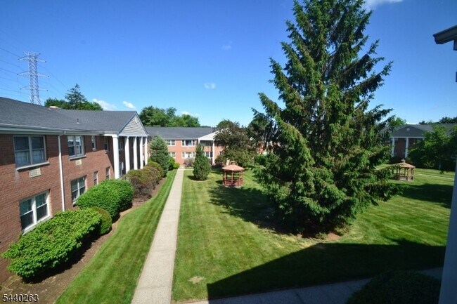 Building Photo - 605 Grove St