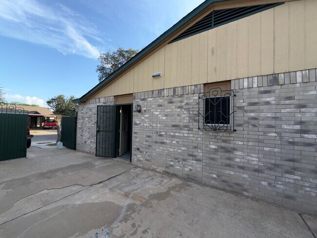 Building Photo - 1514 Drake St