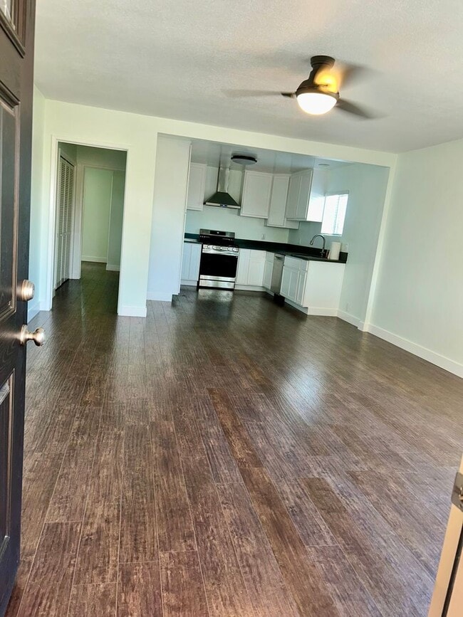 Building Photo - 1028w