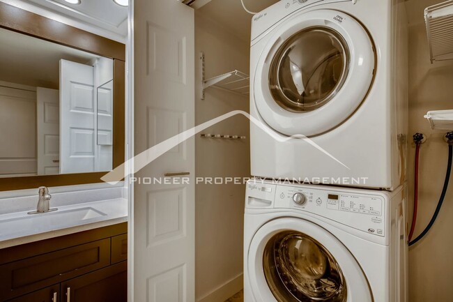 Building Photo - Spacious Condo with Washer/Dryer and Parking