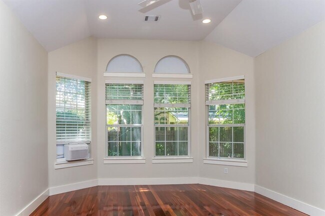 Building Photo - 3006 Covington Pl
