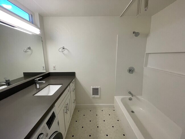 Full bathroom - 2423 Roosevelt Ave