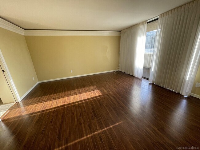Building Photo - 2420 Torrey Pines Rd