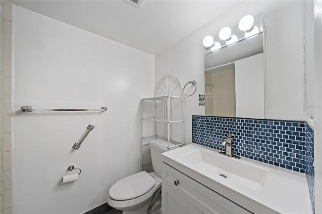 Building Photo - 5428 Larchmont Ct
