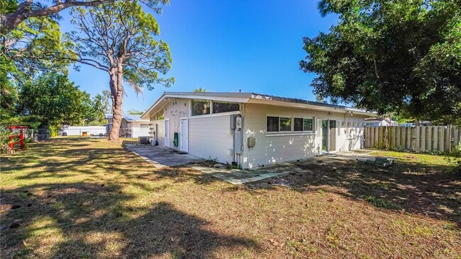 Building Photo - 6912 Alderwood Dr