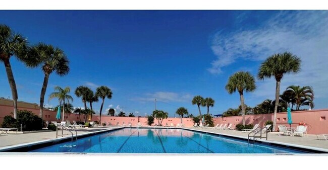 Building Photo - 1200 Colonnades Dr