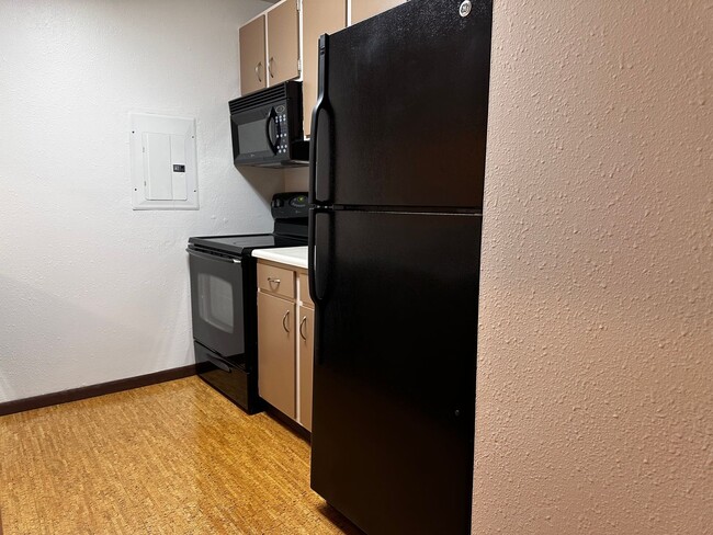 Building Photo - Spacious 2 bed 1.5 bathroom Condominium