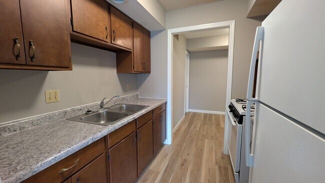 Building Photo - Updated Urbana Apartment with Balcony & Covered Parking