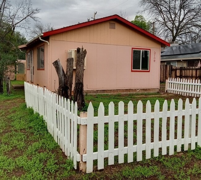 Building Photo - 2108 Fort Wayne St