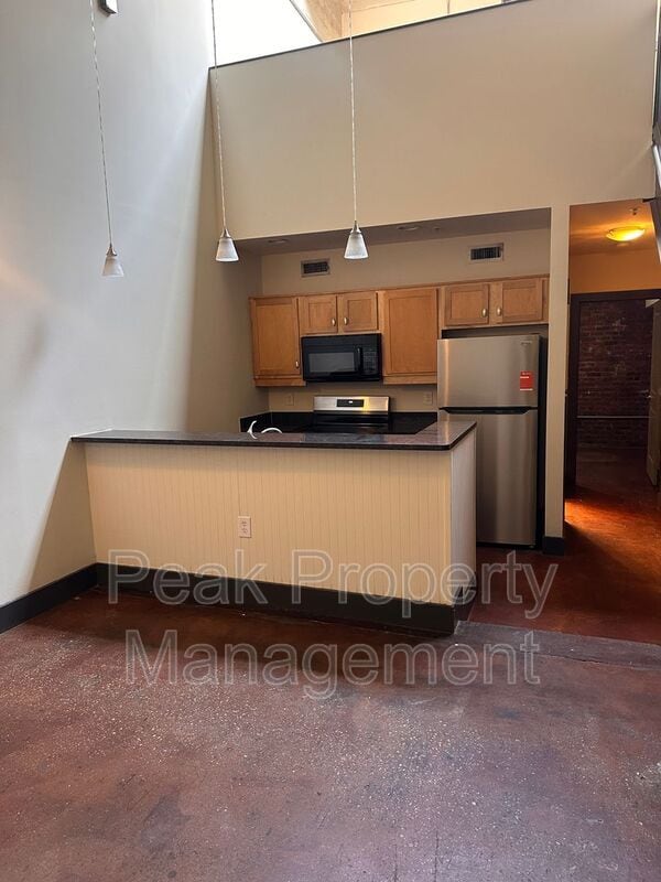 Building Photo - 212 W 7th St