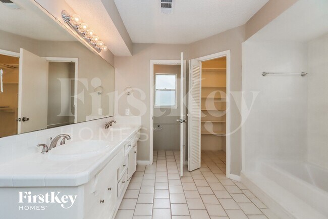 Building Photo - 3823 Glenheather Dr