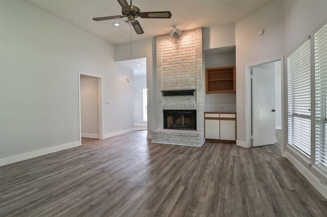 Building Photo - 10910 Scenic Dr