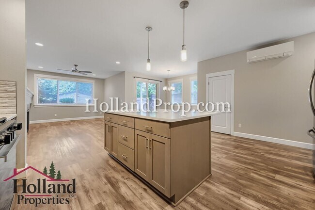 Building Photo - Beautiful 3-Bedroom Home with Fireplace, Modern Kitchen & Private Backyard in Hillsboro