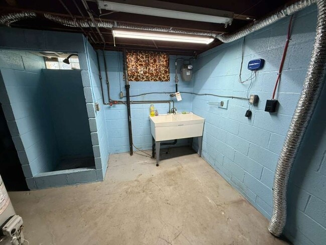 Building Photo - 3 BED 1.5 BATH SINGLE FAMILY HOME