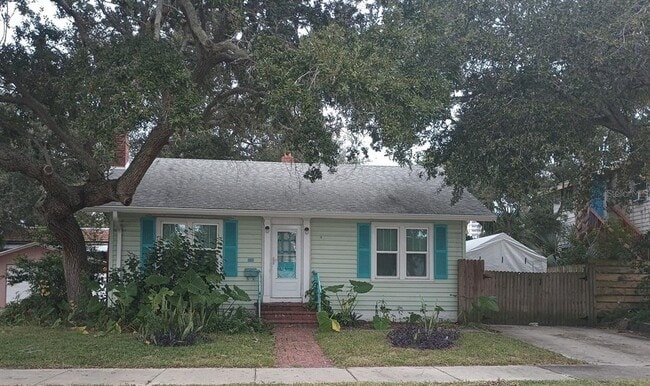 Primary Photo - 410 N Oleander Ave