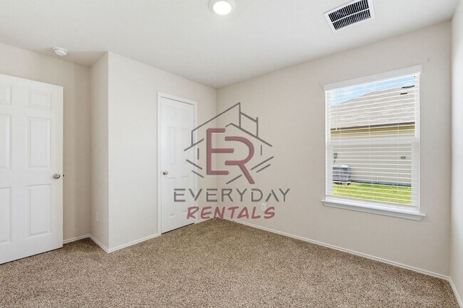 Building Photo - Beautiful Home Awaits you!