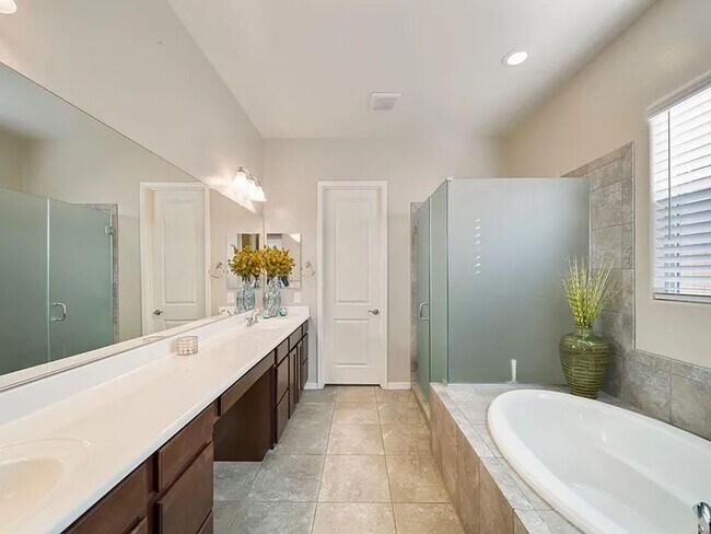 Building Photo - Spacious 3 Bed / 2 Bath Home with Stunning...