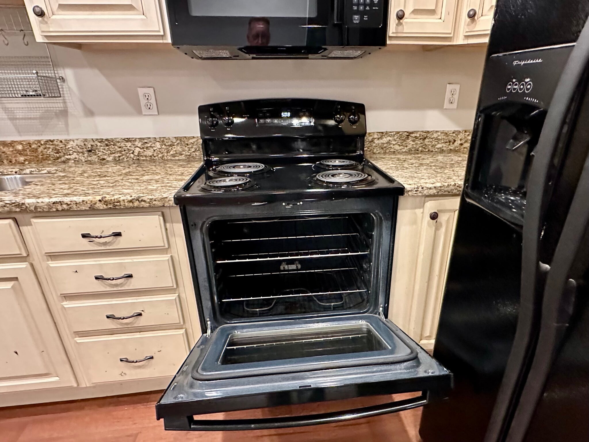 Kitchen - large, clean range - 73 F St E