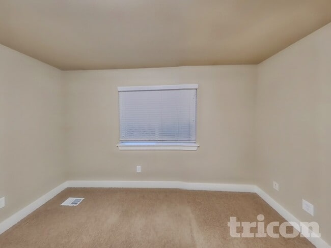 Building Photo - 4422 Logan Dr NE