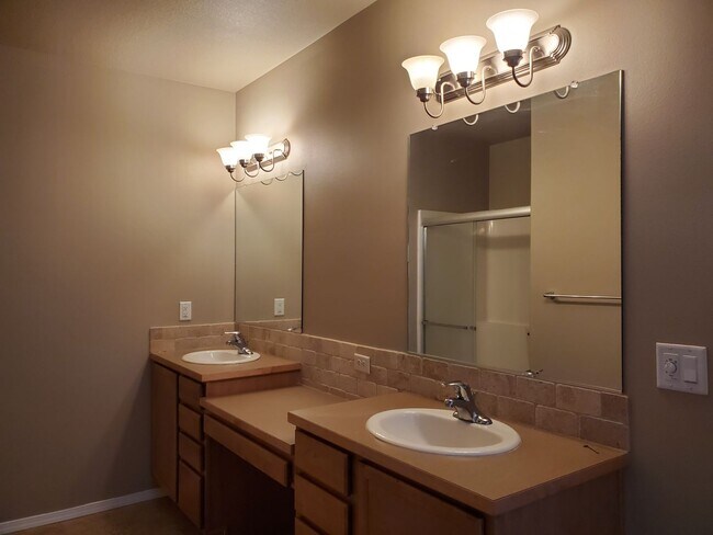 Building Photo - Pet Friendly Craftsman Style Home in Desirable West Salem Neighborhood