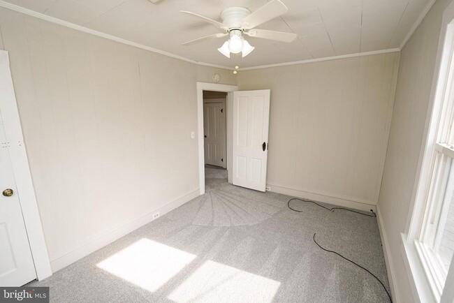 Building Photo - 305 E Pine St