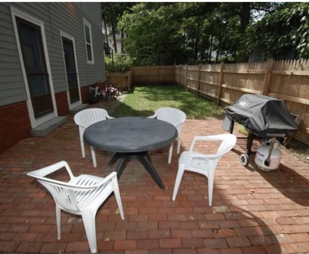 Building Photo - 18 University Ave