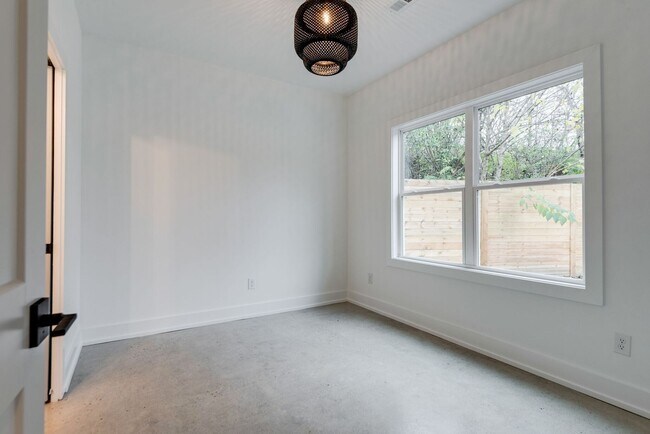 Building Photo - 862 W Sharpe Ave