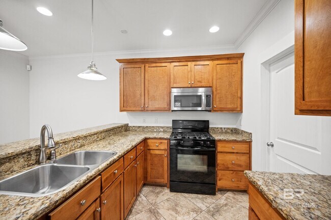 Building Photo - 491 Pine Ave